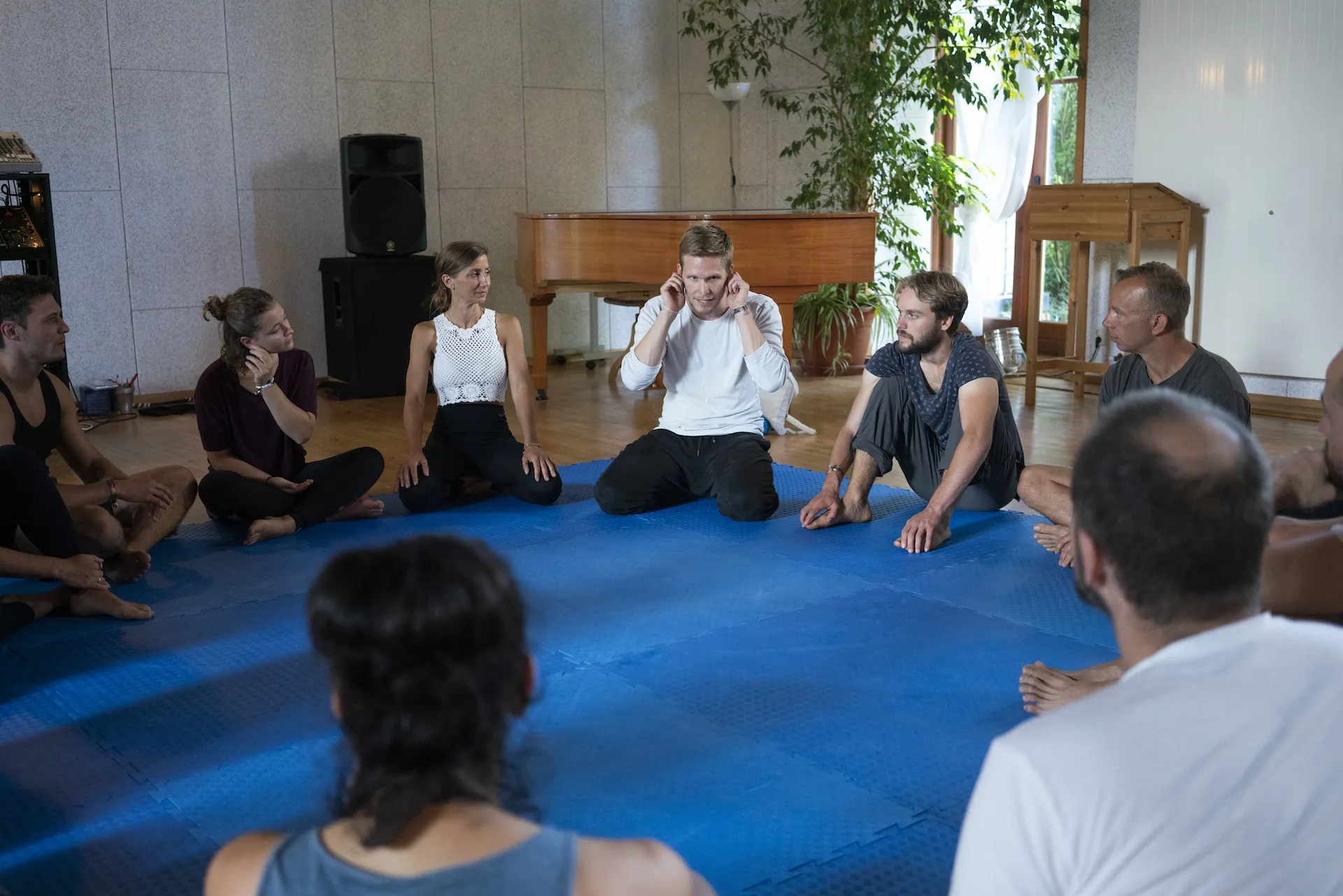 Philipp Köhler unterrichtet im Kreis einer Gruppe – Caia Gathering 2024